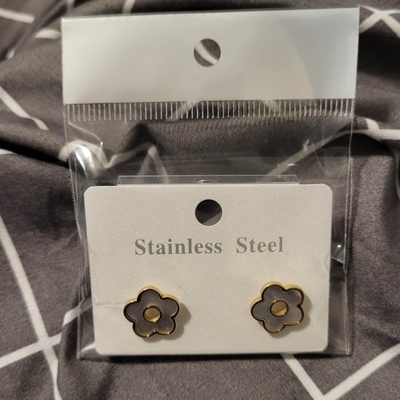 New Cute Flower Stud Earrings - Picture 1 of 3